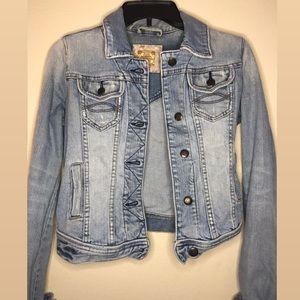 Light colored jean jacket ‼️ Size small ‼️